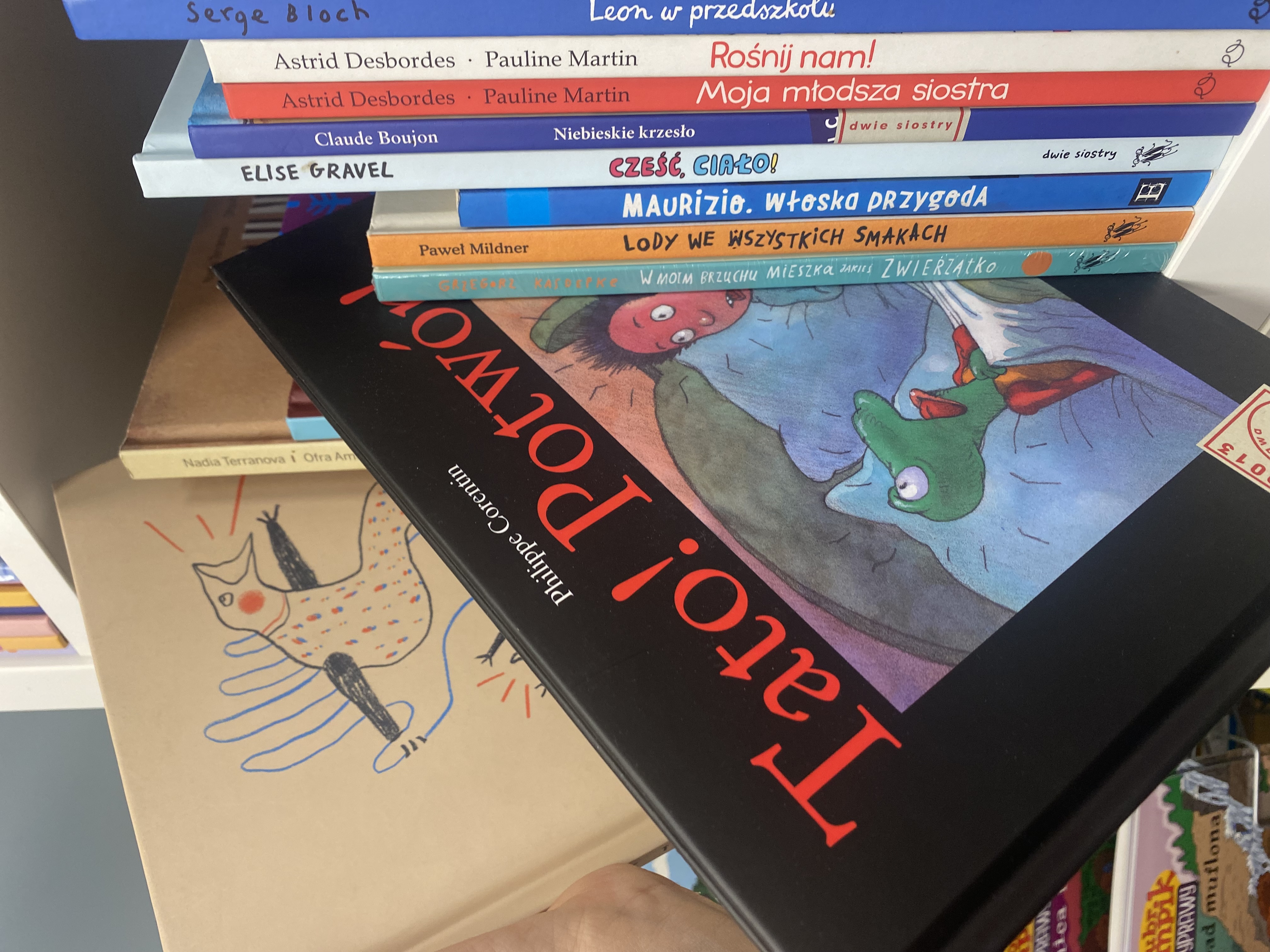 regał z książkami jedna wysunięta