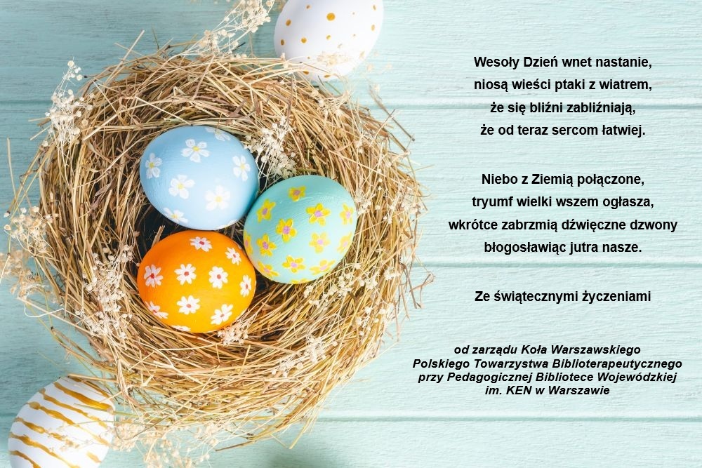 wiersz życzeniami na Wielkanoc na zielonkawym pastelowym tle z prawej, a z lewej gniazdko z sianka z trzema pisankami: pomarańczową w białe kwiatki, niebieską w białe kwiatki i zieloną w żółte kwiatki, obok gniazdka u góry pisanka biała w złote kropki a u góry biała w złote paski