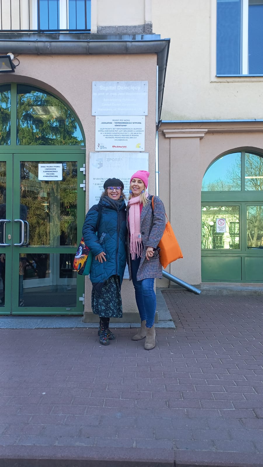 dwie kobiety przed drzwiami szpitala dziecięcego w Warszawie przy ulicy Niekłańskiej